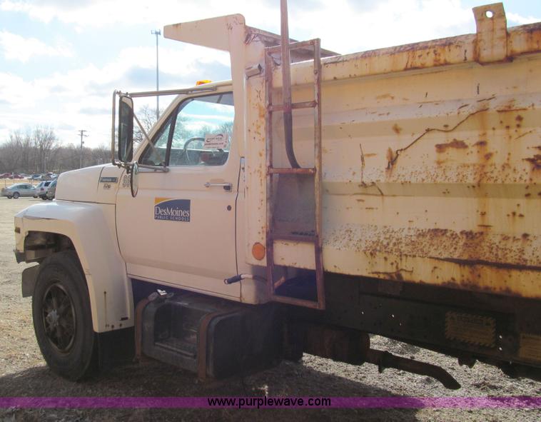 image for item A7501 1996 Ford F700 truck with dump bed
