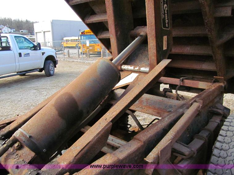 image for item A7501 1996 Ford F700 truck with dump bed