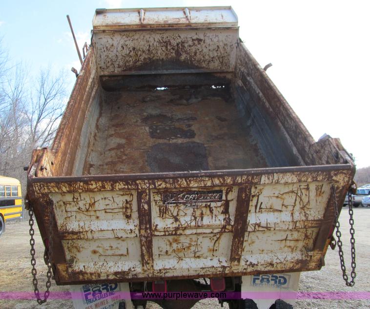 image for item A7501 1996 Ford F700 truck with dump bed