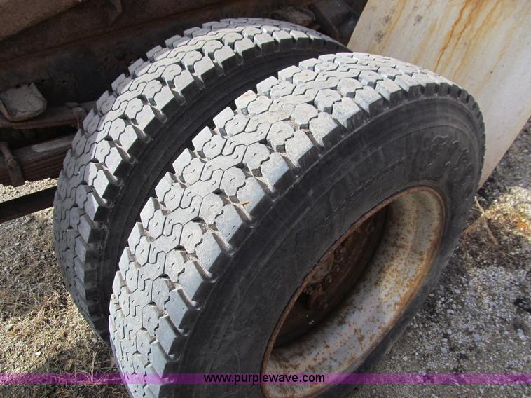 image for item A7501 1996 Ford F700 truck with dump bed