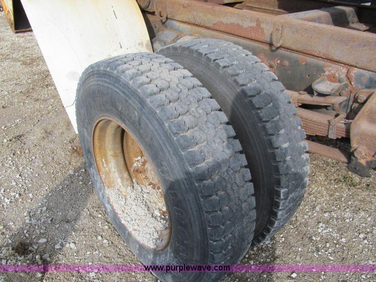 image for item A7501 1996 Ford F700 truck with dump bed