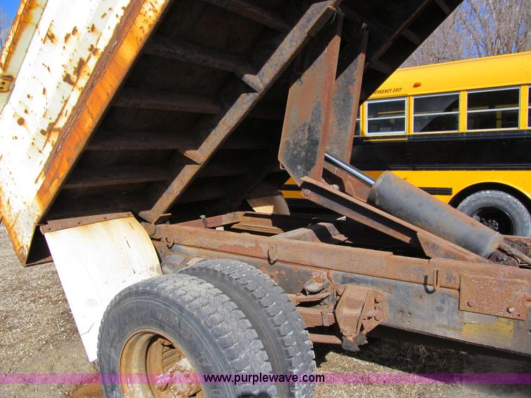 image for item A7501 1996 Ford F700 truck with dump bed