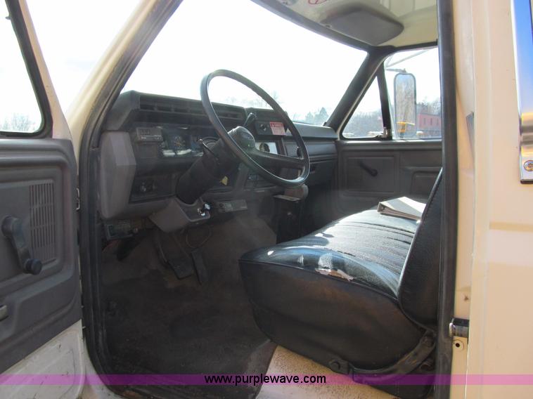 image for item A7501 1996 Ford F700 truck with dump bed