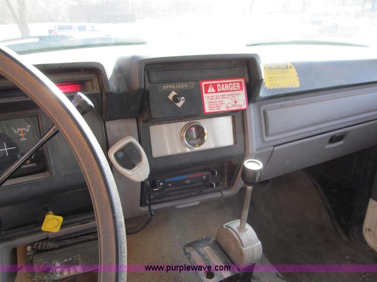 image for item A7501 1996 Ford F700 truck with dump bed