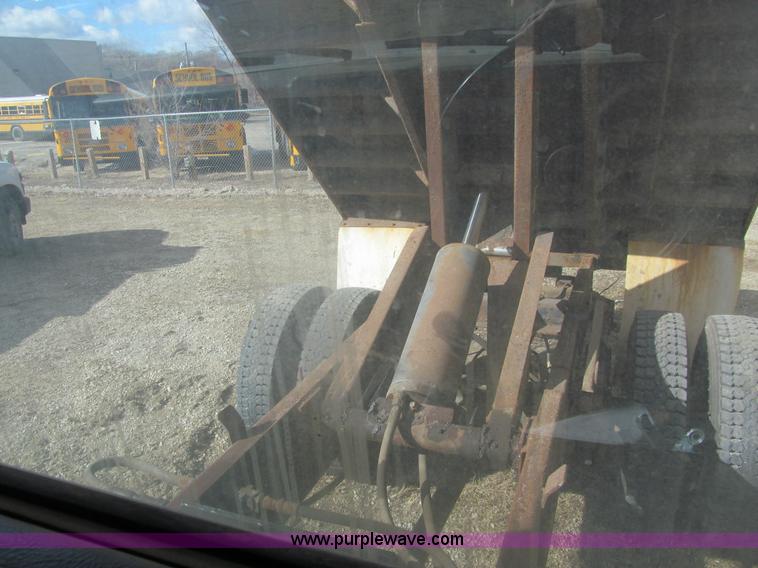 image for item A7501 1996 Ford F700 truck with dump bed