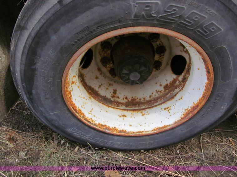 image for item A8197 1987 Fruehauf 48' van trailer