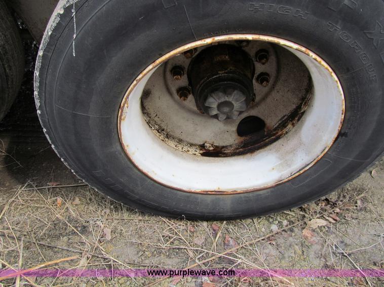 image for item A8197 1987 Fruehauf 48' van trailer