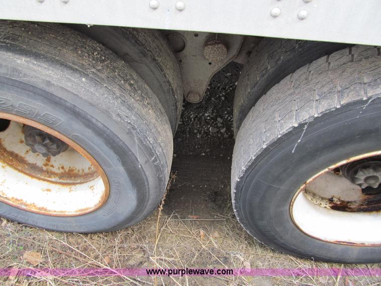 image for item A8197 1987 Fruehauf 48' van trailer