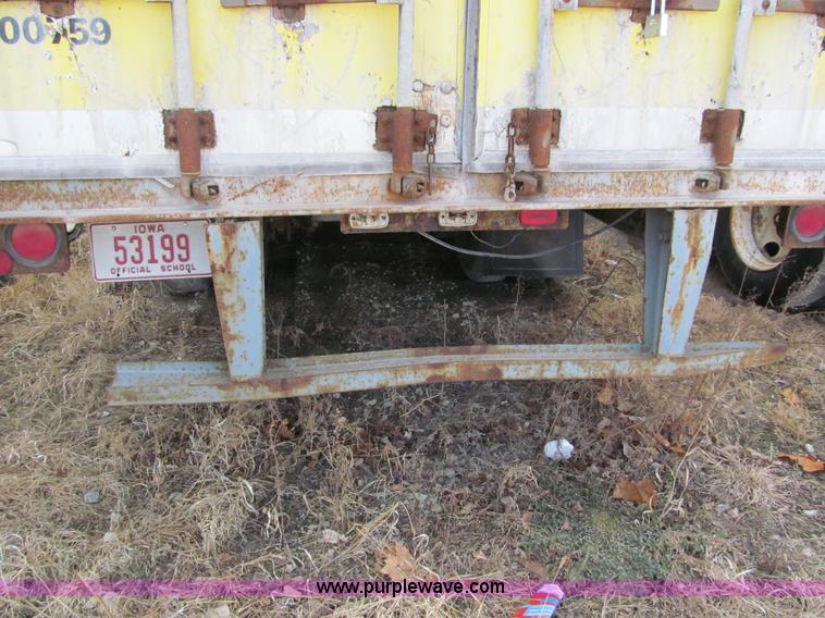 image for item A8197 1987 Fruehauf 48' van trailer