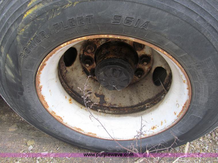 image for item A8197 1987 Fruehauf 48' van trailer