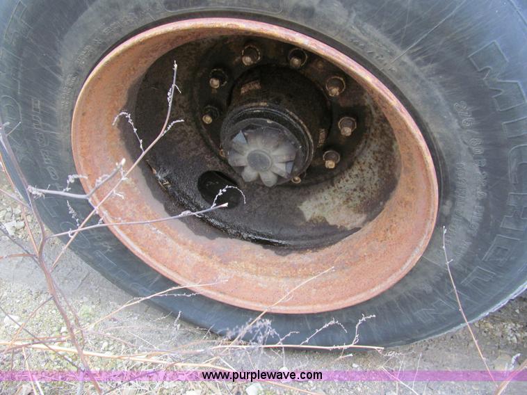 image for item A8197 1987 Fruehauf 48' van trailer