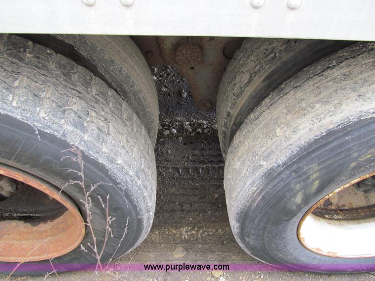 image for item A8197 1987 Fruehauf 48' van trailer