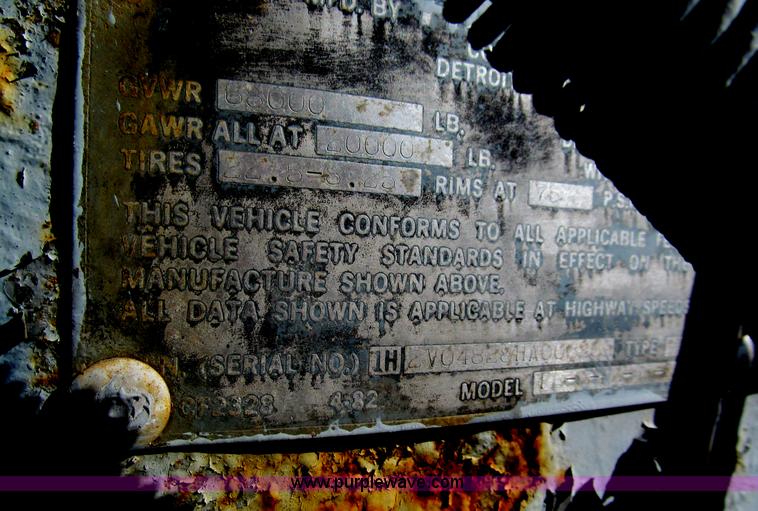 image for item A8197 1987 Fruehauf 48' van trailer