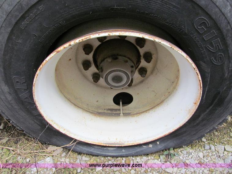 image for item A8198 1990 Utility 48' van trailer