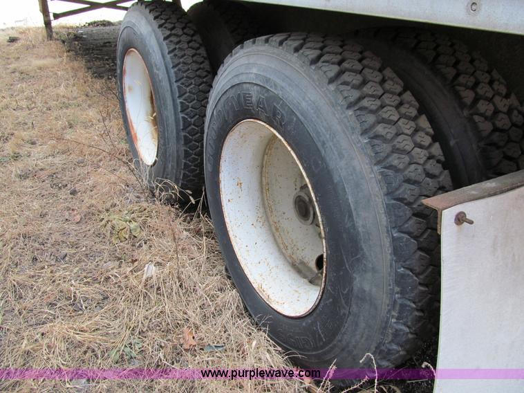 image for item A8198 1990 Utility 48' van trailer