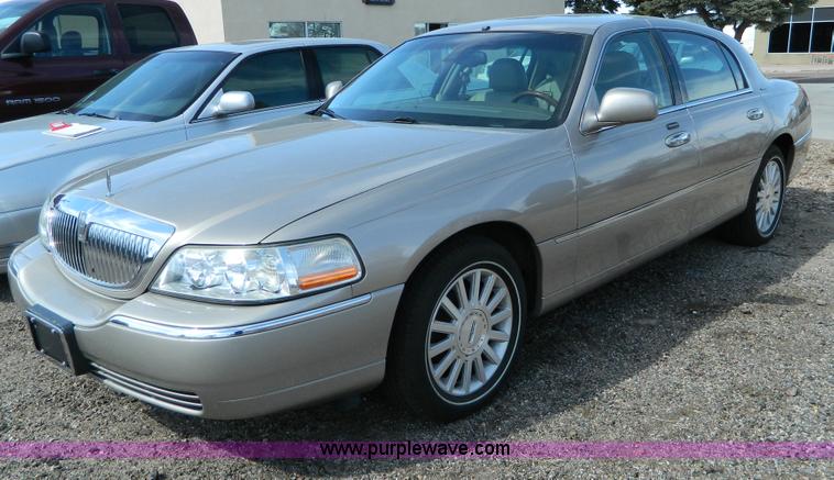 image for item B3570 2003 Lincoln Town Car Signature