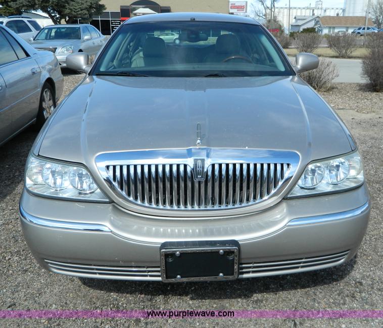 image for item B3570 2003 Lincoln Town Car Signature