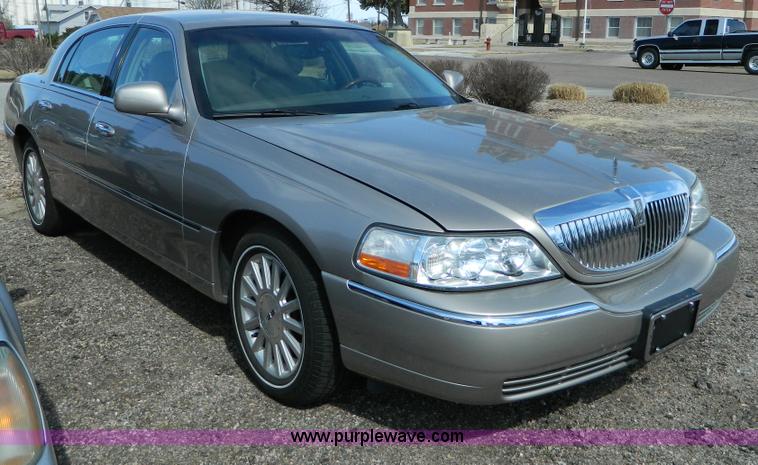image for item B3570 2003 Lincoln Town Car Signature