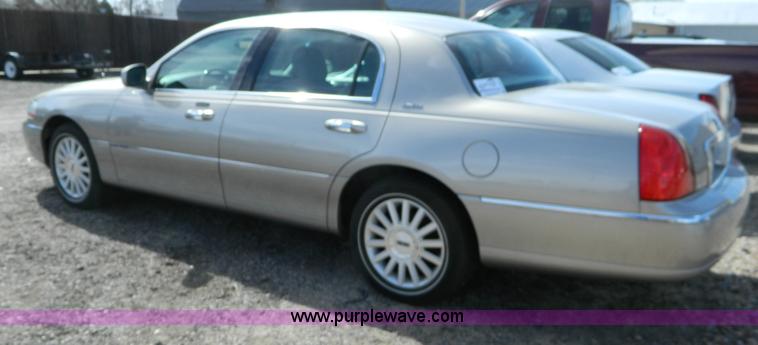 image for item B3570 2003 Lincoln Town Car Signature