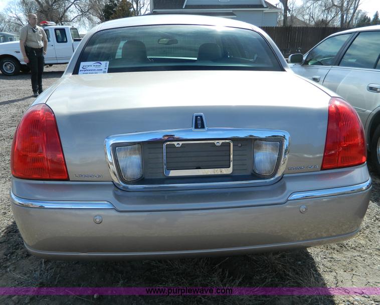 image for item B3570 2003 Lincoln Town Car Signature