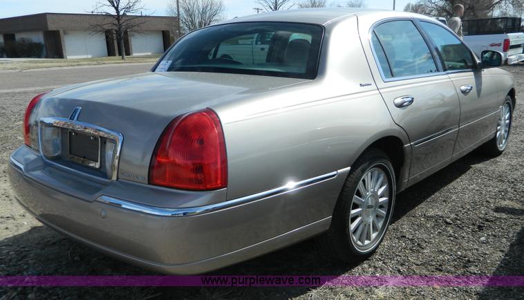 image for item B3570 2003 Lincoln Town Car Signature