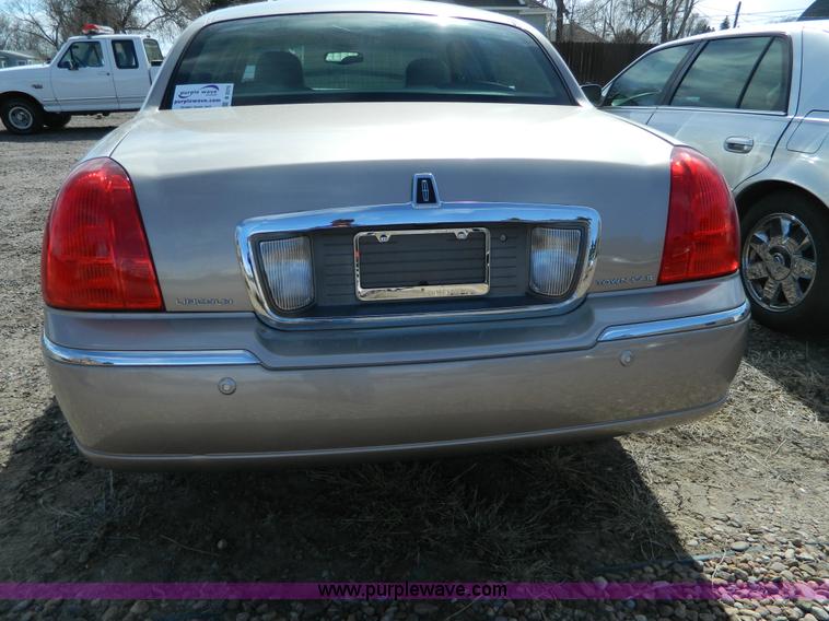 image for item B3570 2003 Lincoln Town Car Signature