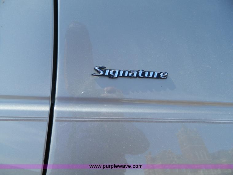 image for item B3570 2003 Lincoln Town Car Signature