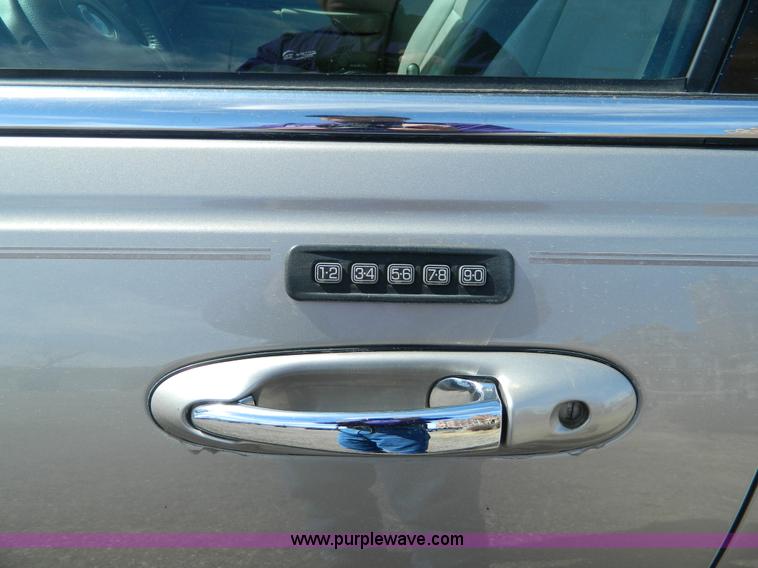 image for item B3570 2003 Lincoln Town Car Signature