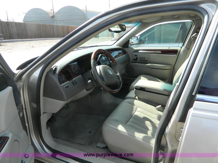 image for item B3570 2003 Lincoln Town Car Signature