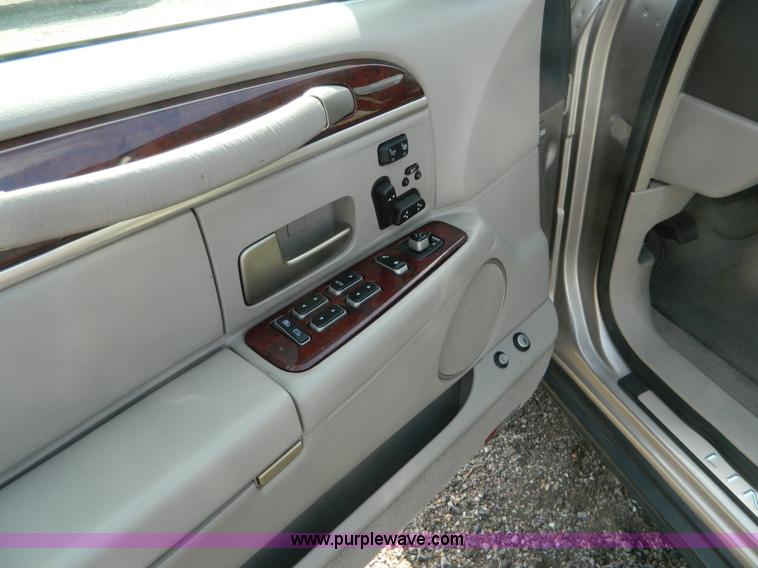 image for item B3570 2003 Lincoln Town Car Signature