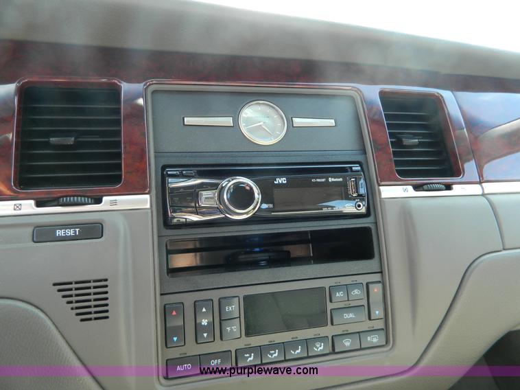 image for item B3570 2003 Lincoln Town Car Signature