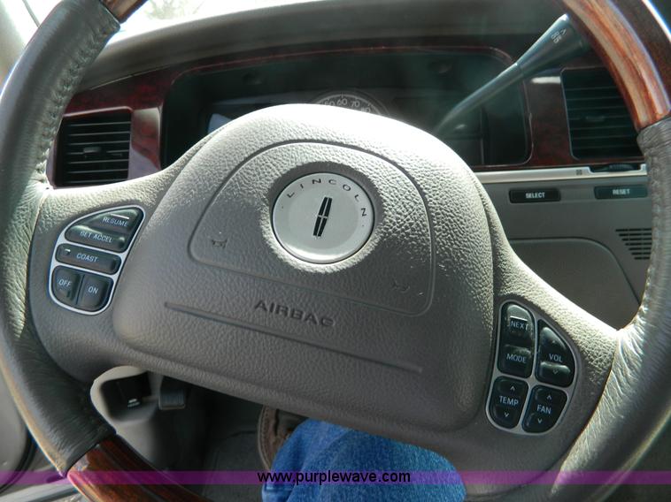 image for item B3570 2003 Lincoln Town Car Signature