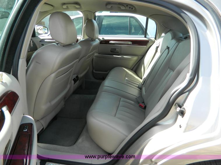 image for item B3570 2003 Lincoln Town Car Signature