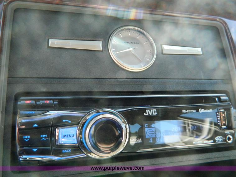 image for item B3570 2003 Lincoln Town Car Signature