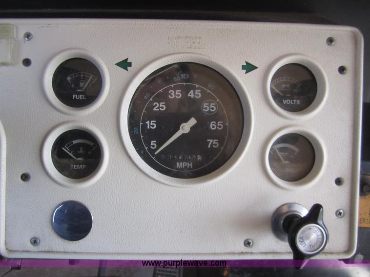 image for item B5706 1994 Ford Bluebird B700 school bus