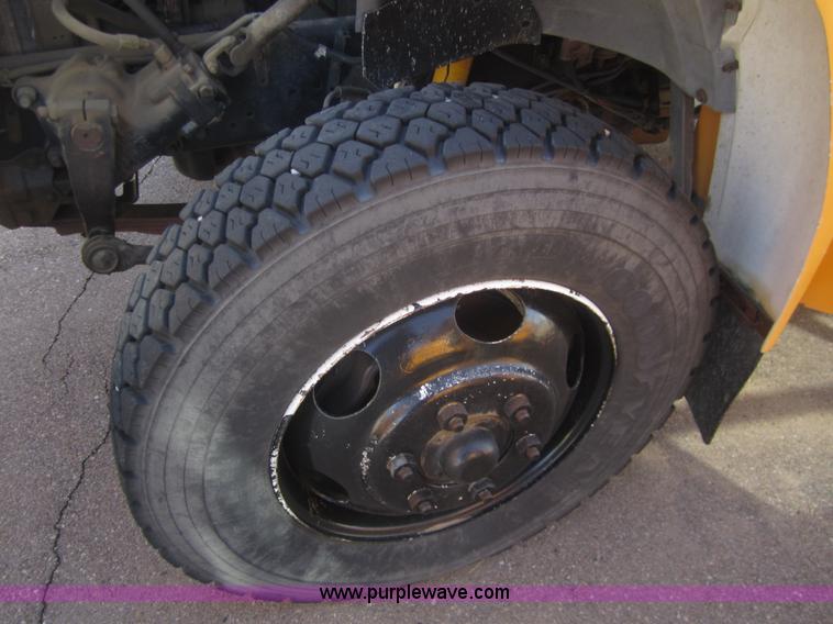 image for item B5706 1994 Ford Bluebird B700 school bus