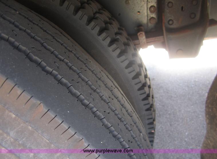 image for item B5706 1994 Ford Bluebird B700 school bus