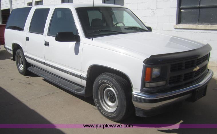 image for item B5710 1999 Chevrolet Suburban 1500 SUV