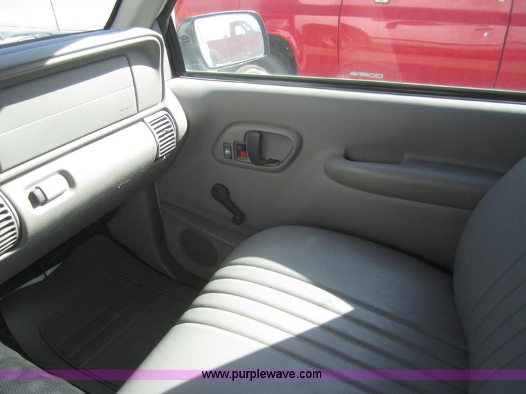 image for item B5710 1999 Chevrolet Suburban 1500 SUV