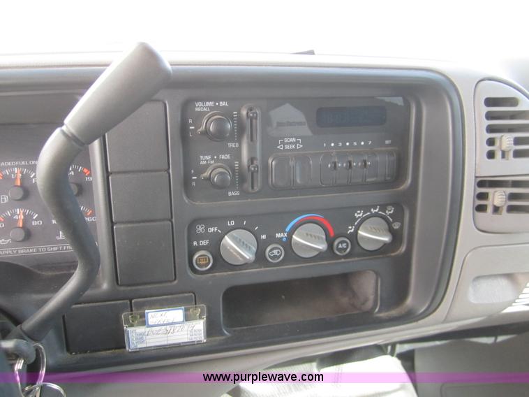 image for item B5710 1999 Chevrolet Suburban 1500 SUV