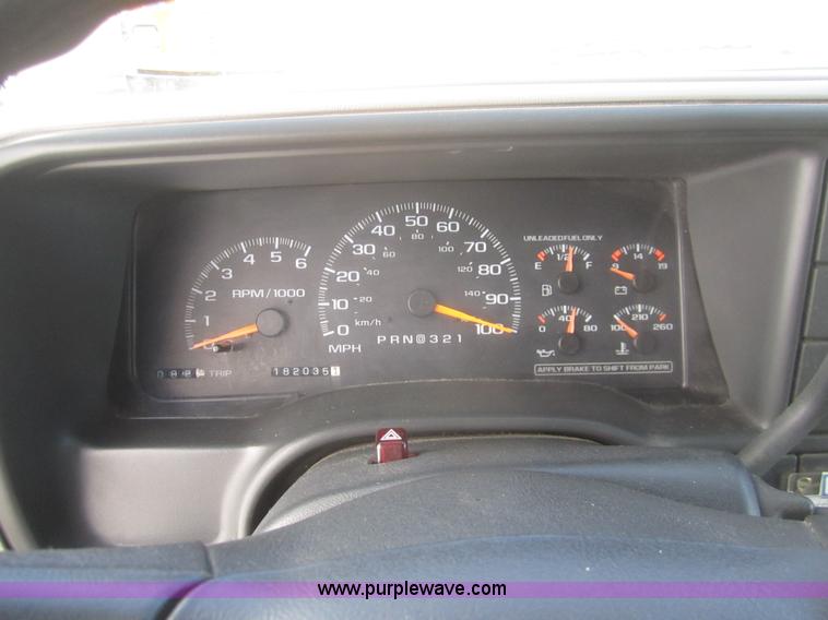 image for item B5710 1999 Chevrolet Suburban 1500 SUV