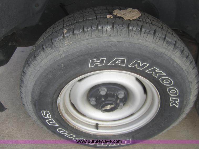 image for item B5710 1999 Chevrolet Suburban 1500 SUV