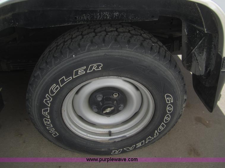 image for item B5710 1999 Chevrolet Suburban 1500 SUV