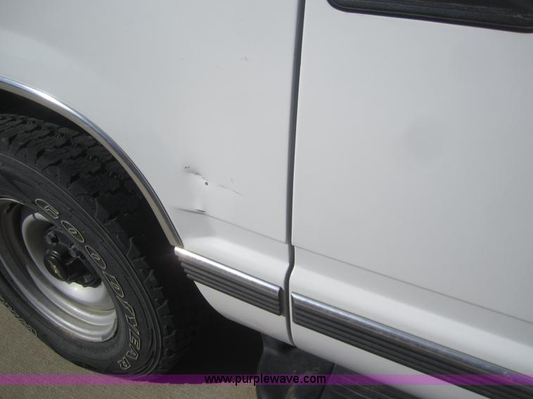 image for item B5710 1999 Chevrolet Suburban 1500 SUV