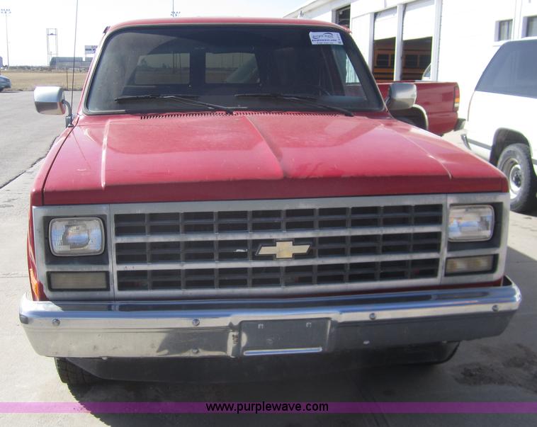 image for item B5711 1991 Chevrolet Suburban 1500 SUV