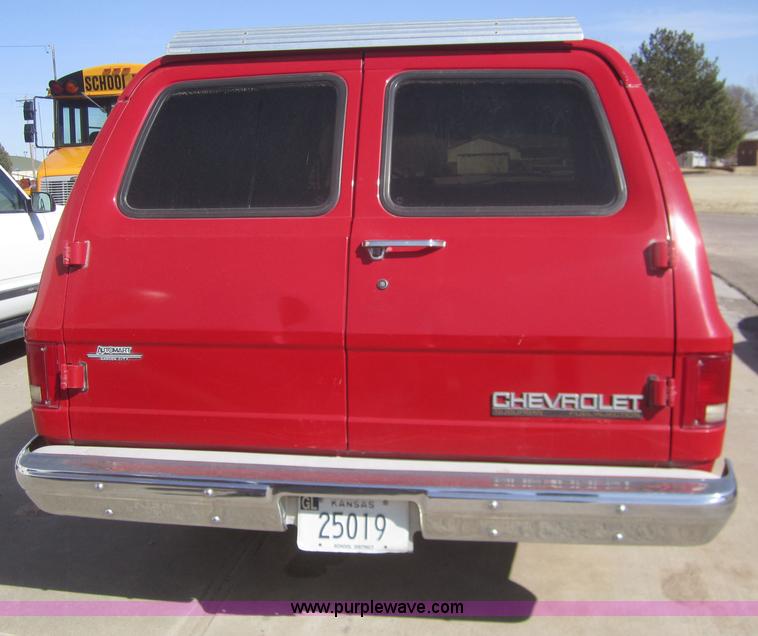 image for item B5711 1991 Chevrolet Suburban 1500 SUV