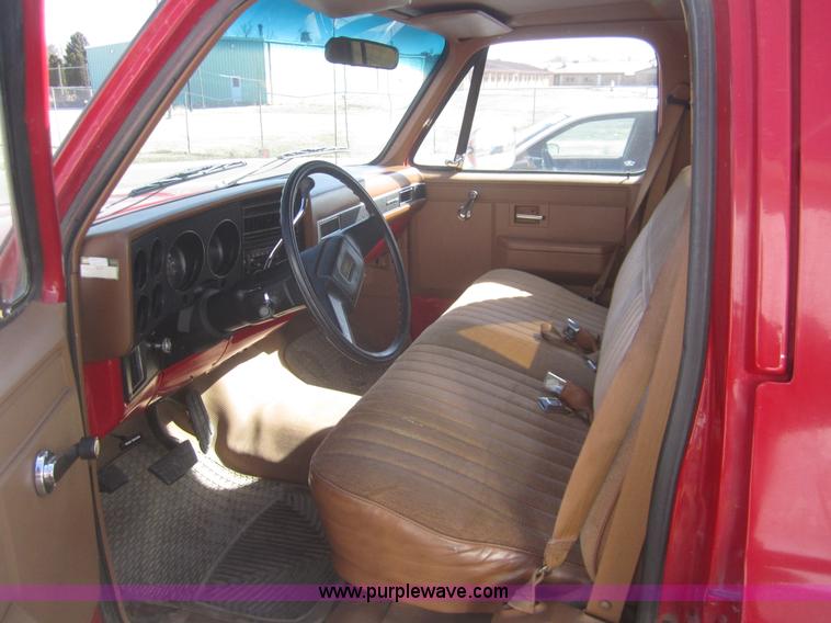 image for item B5711 1991 Chevrolet Suburban 1500 SUV