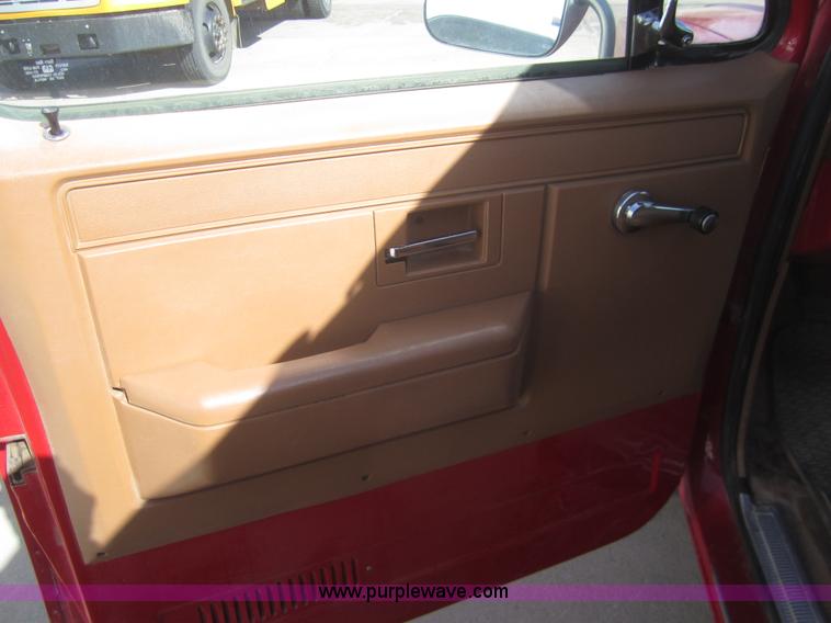 image for item B5711 1991 Chevrolet Suburban 1500 SUV