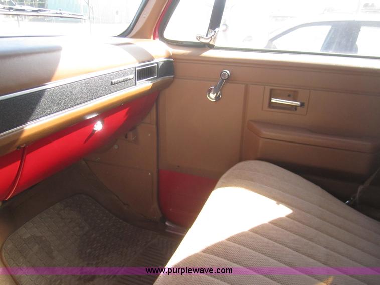 image for item B5711 1991 Chevrolet Suburban 1500 SUV