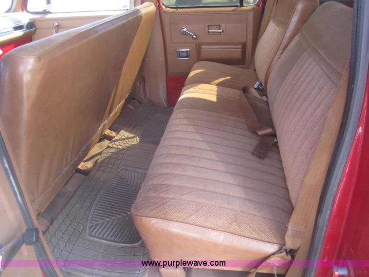 image for item B5711 1991 Chevrolet Suburban 1500 SUV